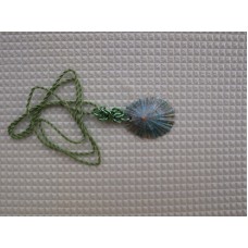 NH142010 - náhrdelník lastura, přírodní nazelenalá barva, kroucená bavlněná šňůrka